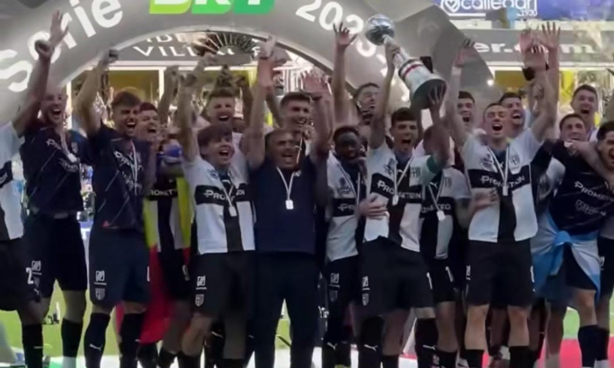Parma erguendo a taça de campeão (foto: Reprodução/Instagram)