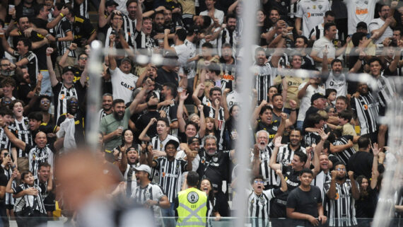 Torcedores do Atlético durante vitória sobre o Sport na Arena MRV (foto: Alexandre Guzanshe/EM/D.A Press)