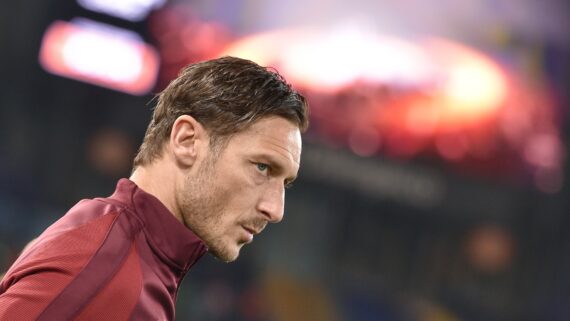 Totti, ídolo da Roma, de perfil (foto: Andreas Solaro/AFP)