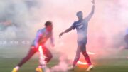 Jogadores do Troyes arremessaram sinalizadores de volta para a torcida (foto: Divulgação/Amazon)