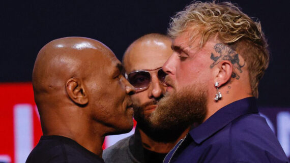 Mike Tyson e Jake Paul se encaram em evento de promoção de luta (foto: Kena Betancur/AFP)