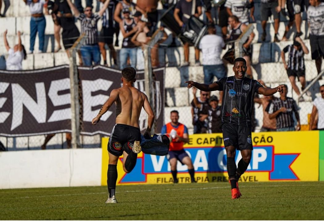 Jogadores do União Barbarense comemoram vitória no clássico contra o Rio Branco de Americana (foto: Divulgação/União Barbarense)
