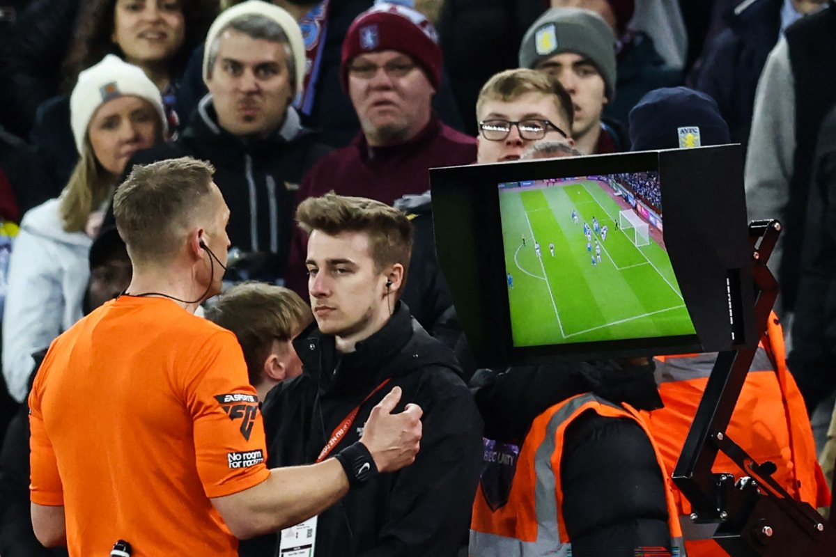 Craig Pawson, árbitro da Premier League, checando lance no monitor do VAR (foto: Darren Staples / AFP)