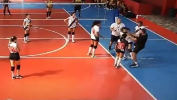 Técnico de time de vôlei agride jogadora (foto: Reprodução de vídeo)