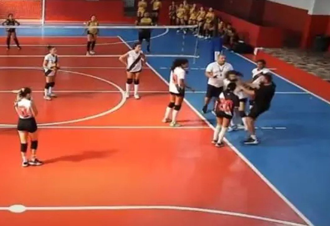 Técnico de time de vôlei agride jogadora (foto: Reprodução de vídeo)