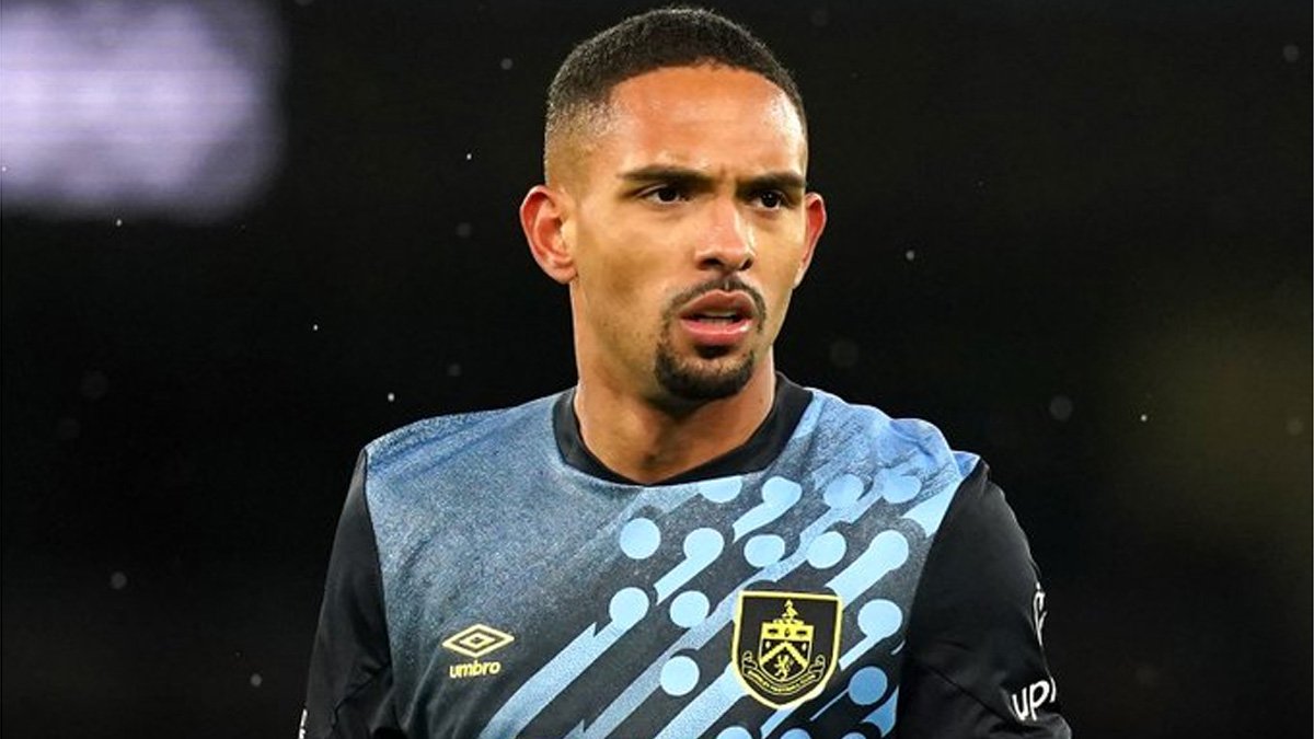 Vitinho, ex-Cruzeiro, é titular do Burnley (foto: Burnley/Divulgação)