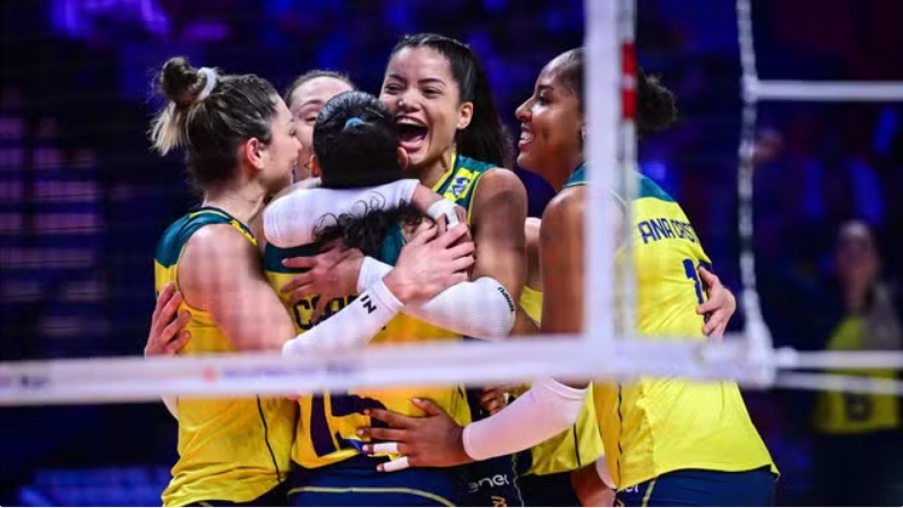 Jogadoras do Brasil se abraçaram em quadra (foto: VNL/Divulgação)
