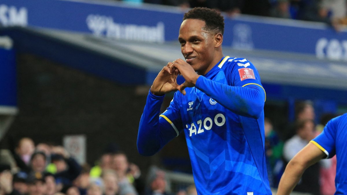 Yerry Mina, zagueiro que é alvo do Cruzeiro (foto: LINDSEY PARNABY / AFP)
