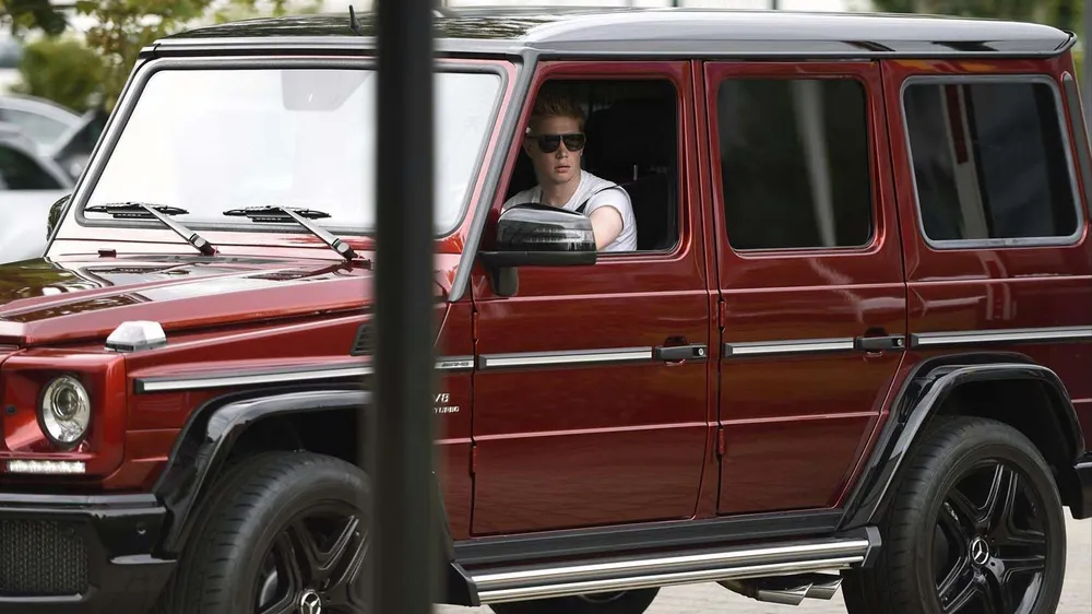 Meio-campista De Bruyne em carro da Mercedes