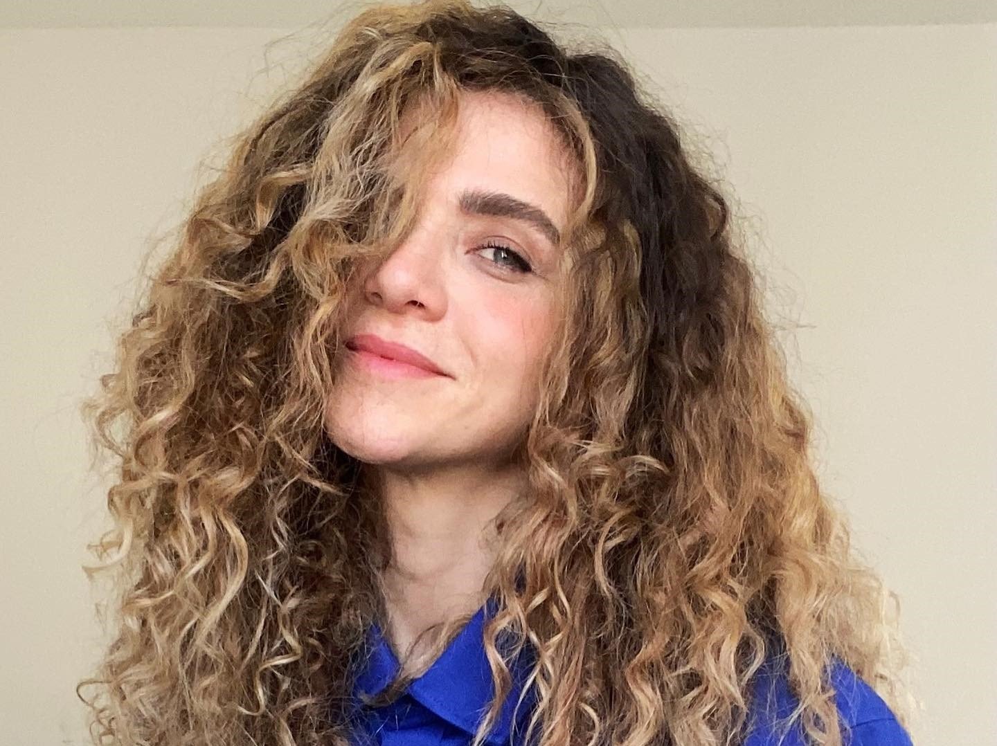 Karen Jonz veste camisa azul (foto: Reprodução/Instagram)