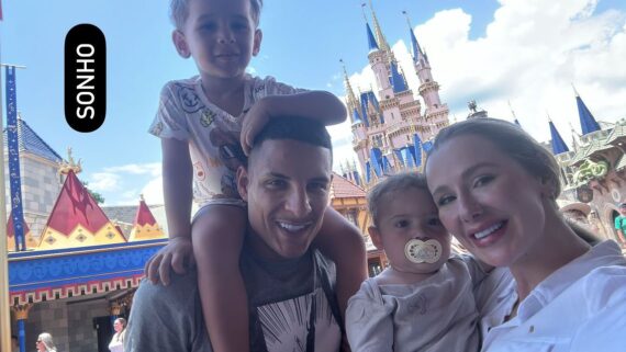 Arana e família na disney (foto: Reprodução/Instagram)