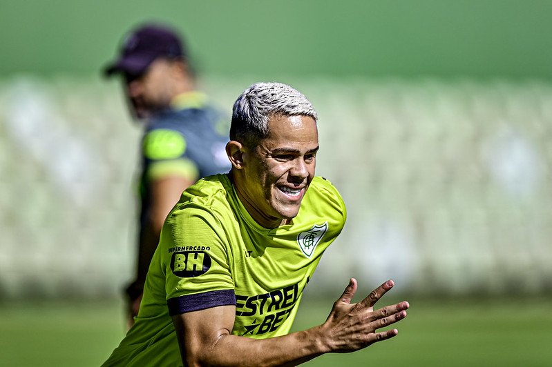 Wallisson correndo em campo (foto: Mourão Panda/América)