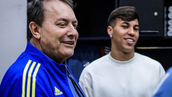 Pedro Lourenço ao lado do atacante Kaio Jorge, reforço do Cruzeiro para o segundo semestre de 2024 (foto: Gustavo Aleixo/Cruzeiro)