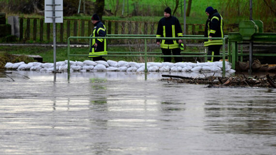 Cidade de Oberroeblingen, na Alemanha, sofre com chuvas e enchentes (foto: JOHN MACDOUGALL/AFP)