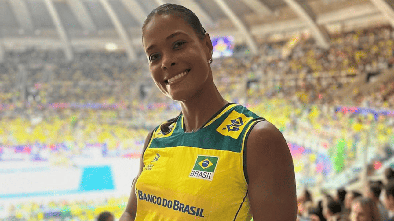 Adenízia, central do Praia Clube, com camisa da Seleção Brasileira (foto: Reprodução/Instagram)