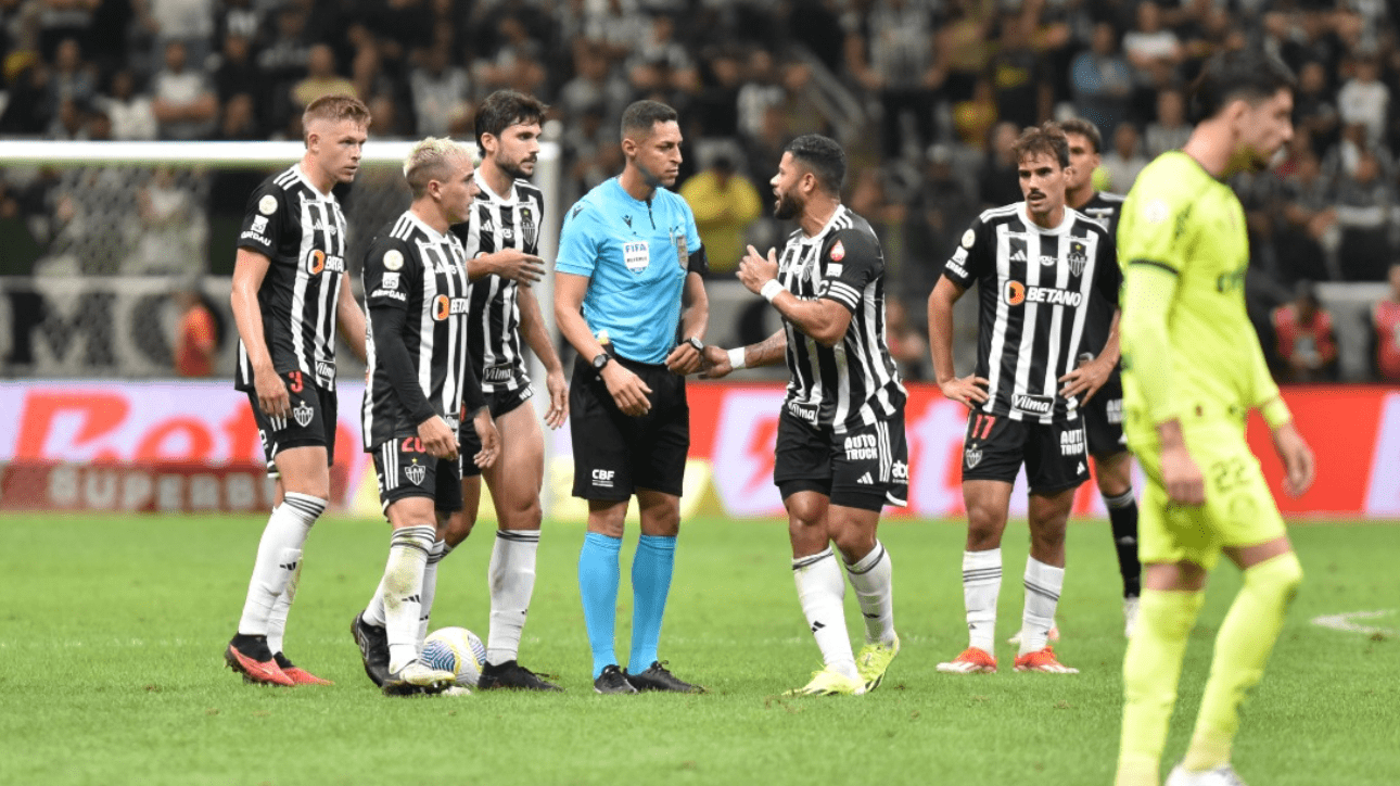 Jogadores do Atlético contestam árbitro por expulsar Hulk no jogo com o Palmeiras, pela nona rodada do Brasileiro (foto: Ramon Lisboa/EM/D.A Press)