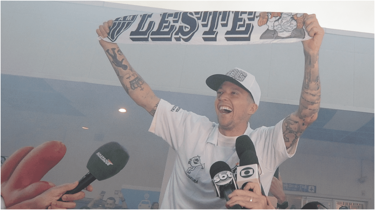 Bernard sendo recepcionado pela torcida do Atlético no Aeroporto Internacional de Confins (foto: Alexandre Guzanshe/EM/D.A. Press)