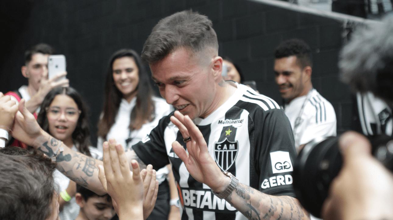 Meia-atacante Bernard, do Atlético, no momento da apresentação (foto: Edesio Ferreira/EM/D.A. Press)