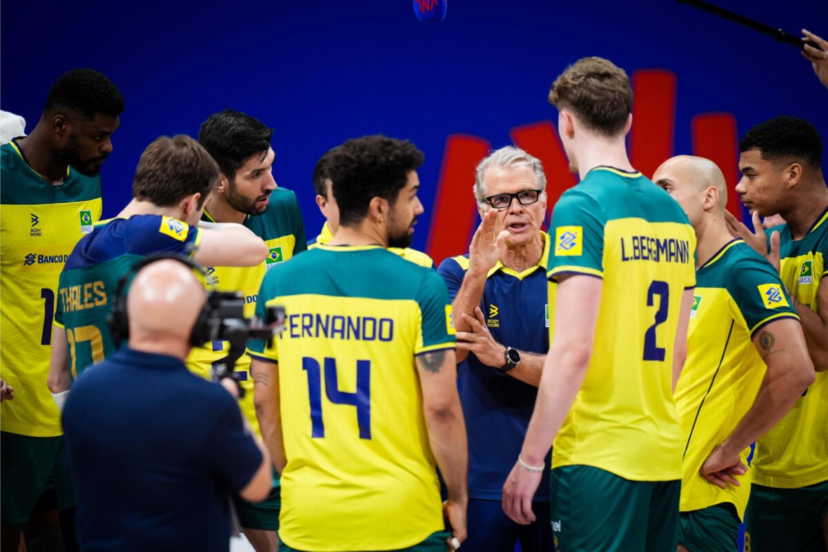 Bernardinho durante partida da Seleção Brasileira Masculina de Vôlei (foto: Divulgação/FIVB)