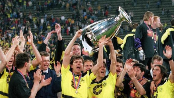 Time do Borussia Dortmund comemorando o título da Liga dos Campeões de 96/97 (foto: Borussia Dortmund/Divulgação)