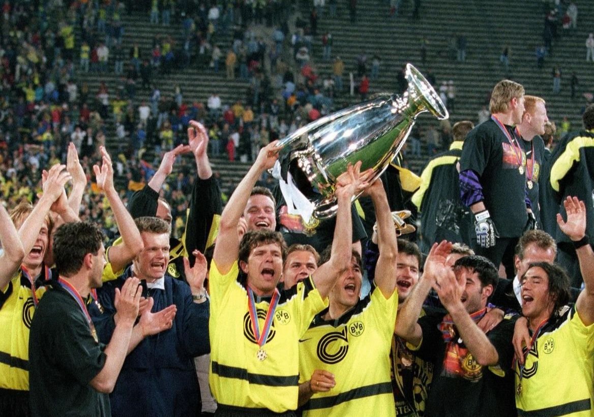 Time do Borussia Dortmund comemorando o título da Liga dos Campeões de 96/97 (foto: Borussia Dortmund/Divulgação)