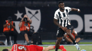 No último lance, Bastos marcou o gol de empate diante do Athletico-PR que devolveu a liderança ao Botafogo - Crédito: 