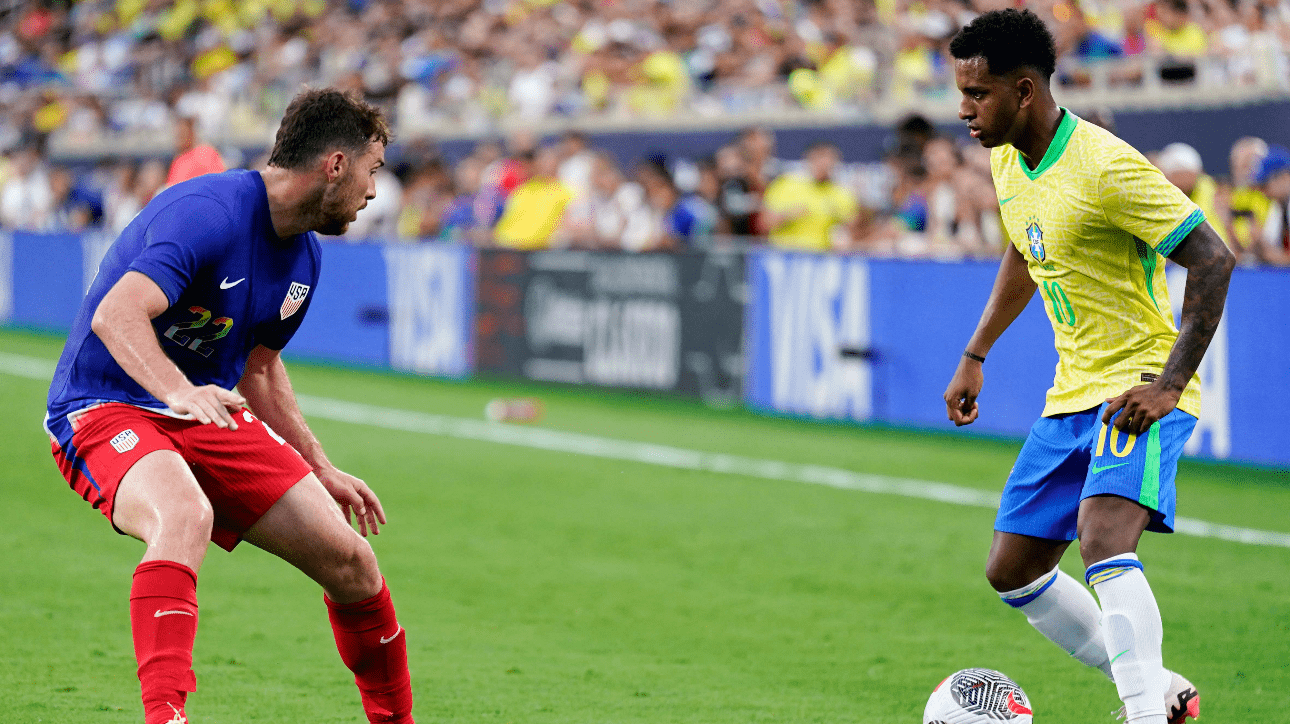 Rodrygo Goes, atacante da Seleção Brasileira e do Real Madrid, e Joe Scally, lateral dos Estados Unidos (foto: Rich Storry/Getty Images)