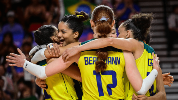 Jogadoras de vôlei da Seleção Brasileira na VNL (foto: Reprodução/FIVB)