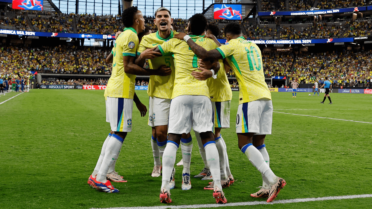 Jogadores da Seleção Brasileira comemorando vitória sobre o Paraguai, pela Copa América (foto: Kebork Djansezian/Getty Images North America/AFP)