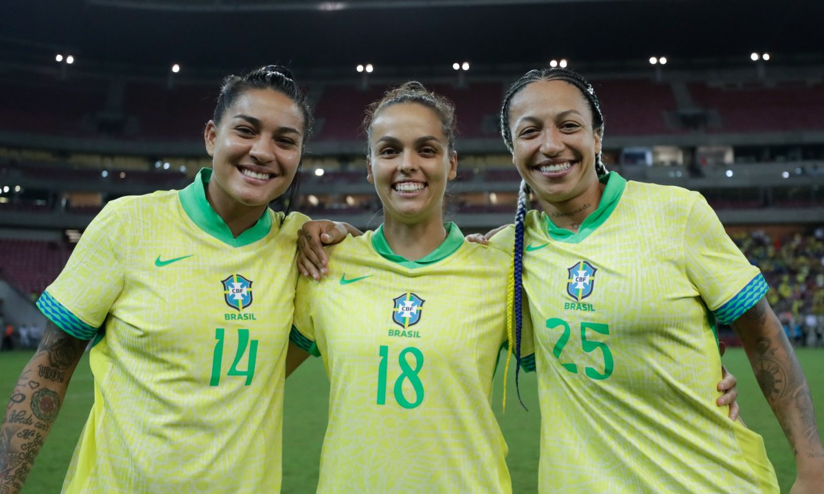 Byanca Brasil, do Cruzeiro, em foto com a camisa da Seleção Brasileira (foto: Lívia Villas Boas / CBF)
