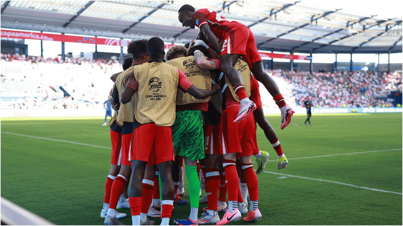 Jogadores do Canadá comemorando gol sobre Peru, pela segunda rodada do Grupo A da Copa América (foto: Hector Vivas/Getty Images North America/AFP)