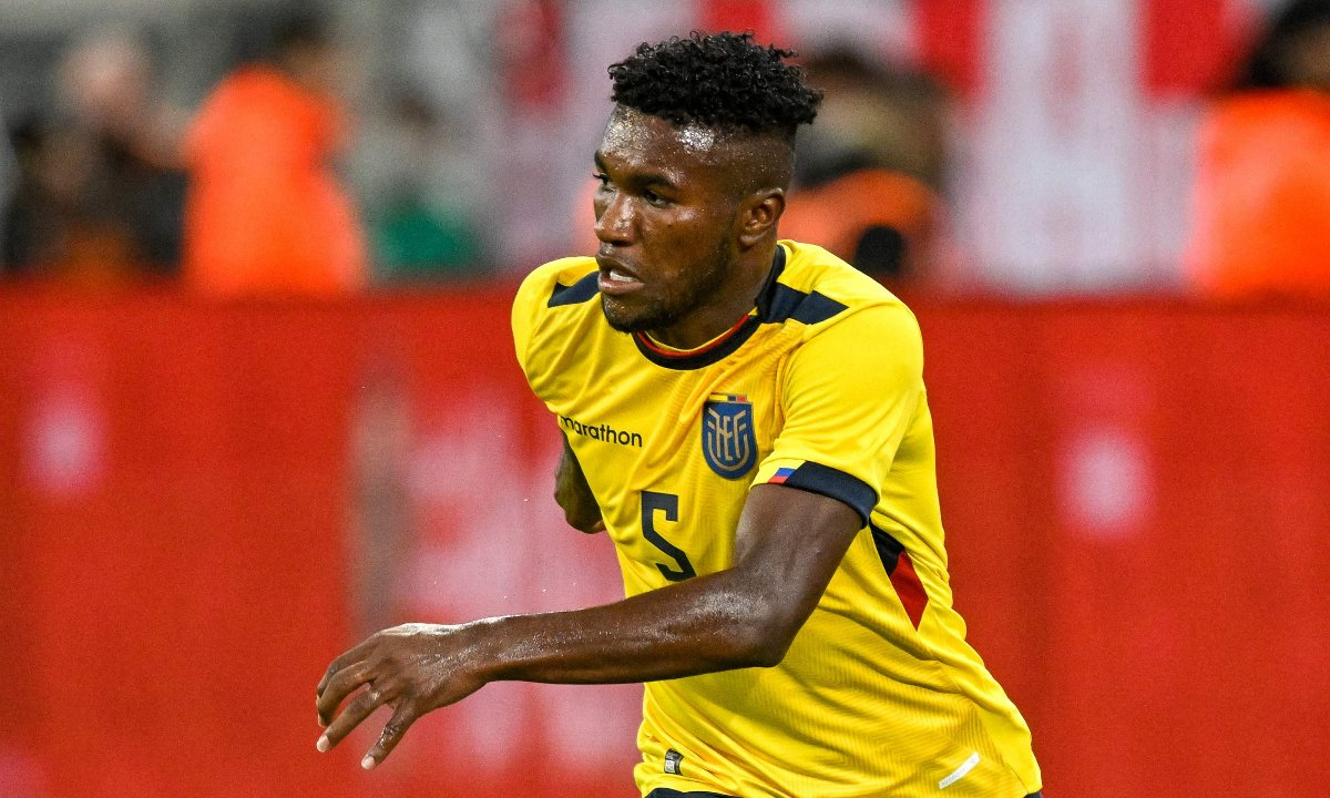 Cifuentes em jogo pelo Equador (foto: SASCHA SCHUERMANN/AFP)