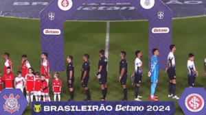 Jogadores do Corinthians viraram para o lado direito da transmissão no momento da execução do hino nacional, ao contrário dos atletas do Internacional e da comissão de arbitragem - Crédito: 