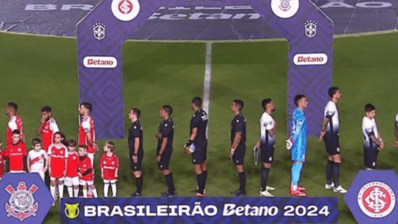 Jogadores de Corinthians e Internacional durante hino nacional, 10ª rodada Brasileiro (foto: Reprodução/Globo)