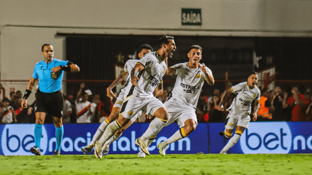 Jogadores do Criciúma comemorando gol sobre Atlético-GO (foto: Celso da Luz/Criciúma)