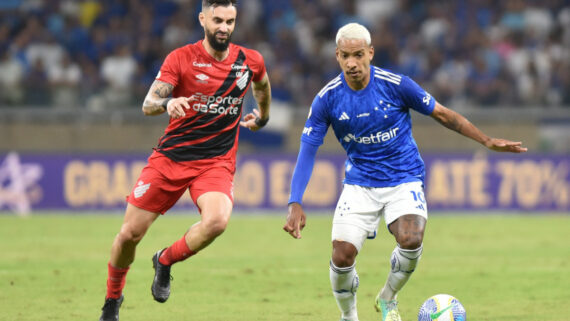 Matheus Pereira em disputa de bola com Mastriani (foto: Ramon Lisboa/EM/D.A.Press)