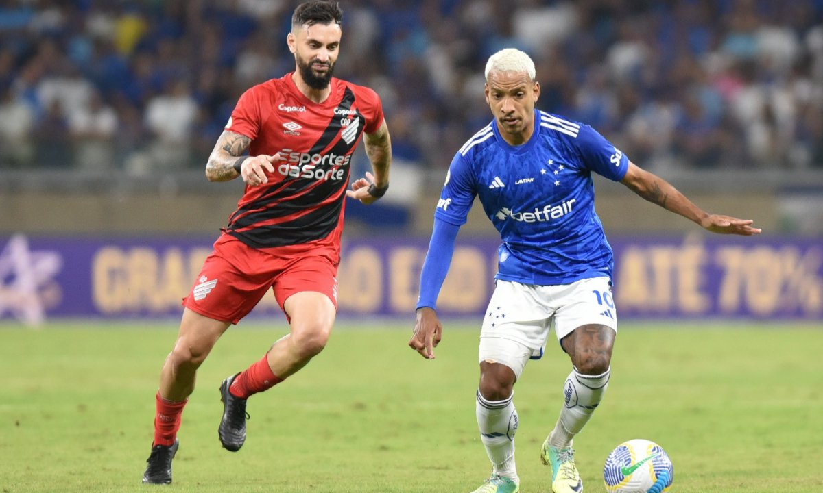 Matheus Pereira em disputa de bola com Mastriani (foto: Ramon Lisboa/EM/D.A.Press)