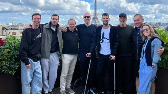 Djokovic em Paris, de muletas (foto: Reprodução/Redes Sociais)