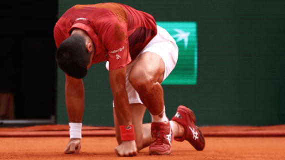 Djokovic, tenista sérvio, caído (foto: Emmanuel Dunand/AFP)
