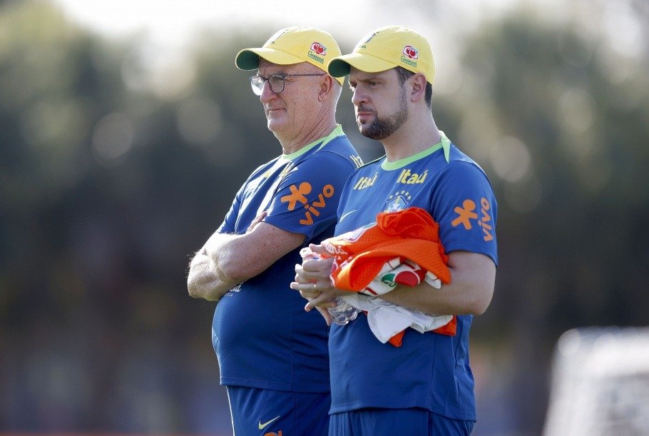 Dorival Júnior e Lucas Silvestre em treino da Seleção Brasileira (foto: Rafael Ribeiro/CBF/Divulgação)