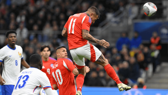 Eduardo Vargas, atacante do Atlético e da Seleção Chilena (foto: Nicolas Tucat/AFP)