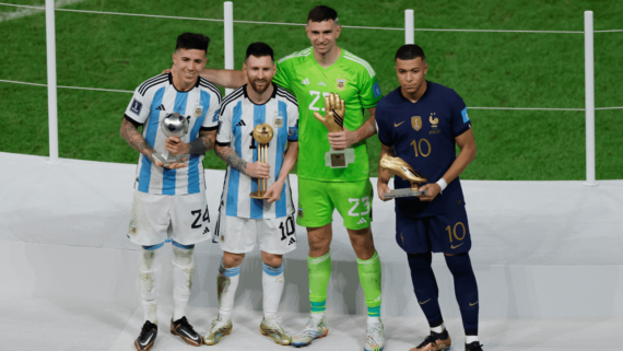 Enzo Fernandez, Messi, Emiliano Martinez e Mbappé durante premiação após Copa do Mundo Masculina de 2022 (foto: Odd Andersen/AFP)