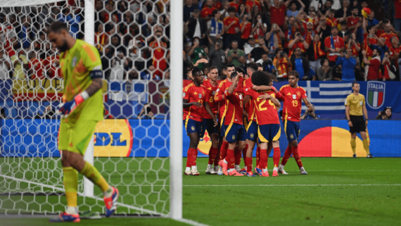 Jogadores da Espanha comemoram gol sobre Itália, pela Eurocopa (foto: Ozan Kose/AFP)