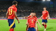 Jogadores da Espanha comemorando gol sobre Geórgia, pela Eurocopa (foto: Alberto Pizzoli/AFP)