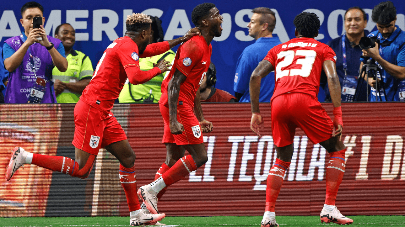 Jogadores do Panamá comemorando gol sobre EUA na Copa América (foto: Eduardo Munoz/AFP)