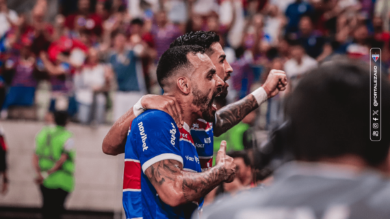 Moisés, atacante do Fortaleza, comemorando gol sobre CRB pela final da Copa do Nordeste (foto: Leonardo Moreira/FEC)