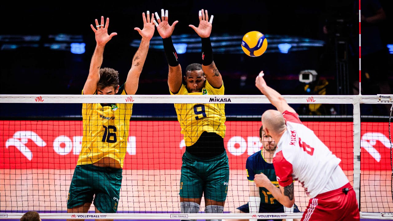 Jogadores de vôlei em Brasil x Polônia (foto: Divulgação FIVB)