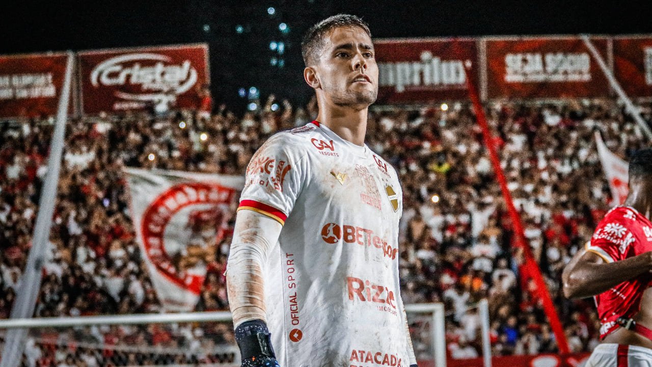 Denis Junior com a camisa do Vila Nova-GO (foto: Roberto Correa/Vila Nova)