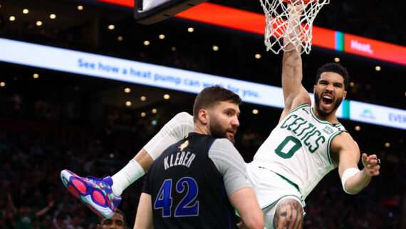 Tatum contra Kleber em Boston x Celtics pelo jogo um da final da NBA (foto: Maddie Meyer / GETTY IMAGES NORTH AMERICA / Getty Images via AFP)