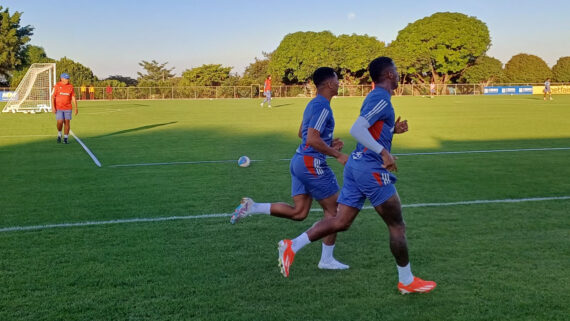 Jogadores do Cruzeiro correndo na Toca da Raposa (foto: João Victor Pena / No Ataque)